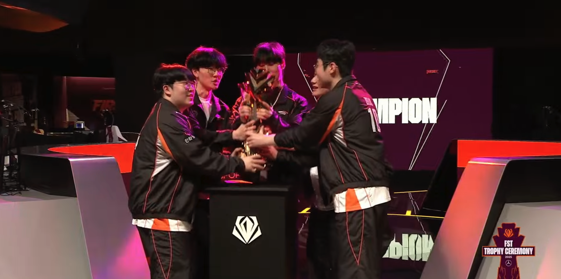 HLE碾压TSM，Jankos关键团战开团秒人焦点之战成都决赛之夜，锁定晋级资格的简单介绍
