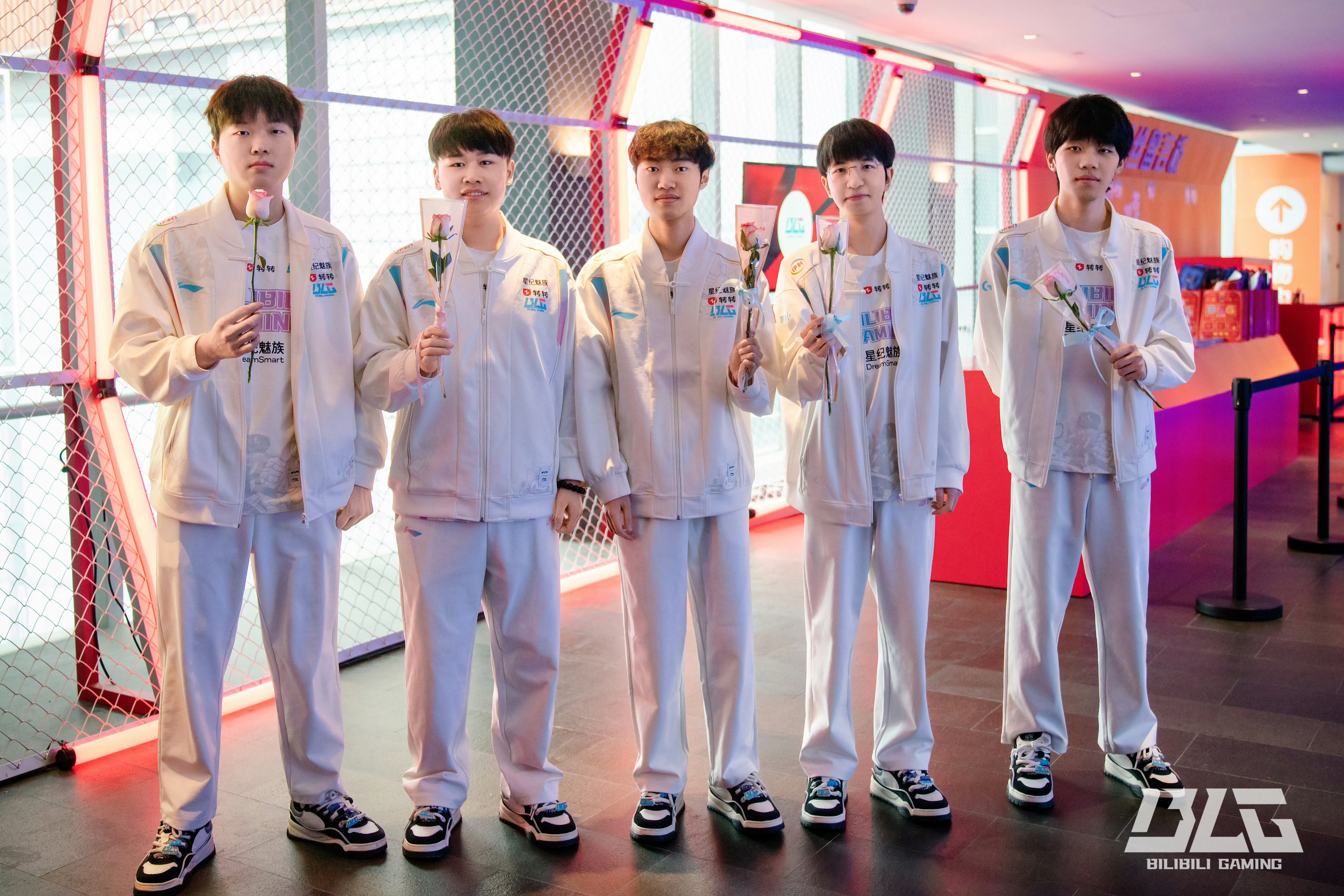 TSM绝杀EDG，Xiaohu团战一打五激烈交锋淘汰赛，让粉丝疯狂欢呼