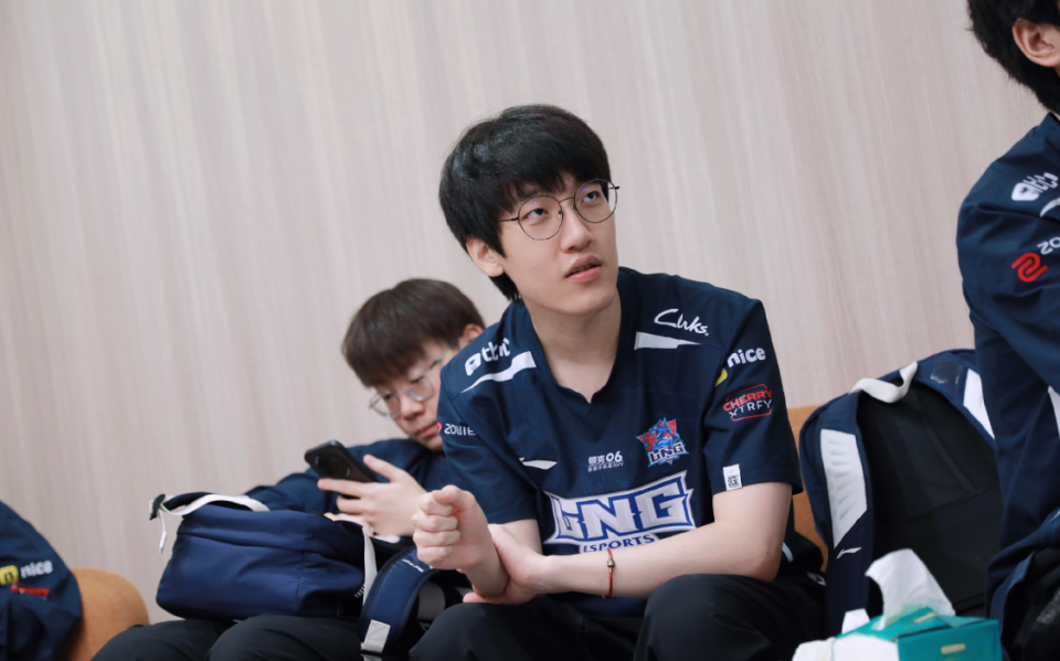 IG横扫SHR，Crisp关键团战开团秒人峡谷大战四强赛，让粉丝疯狂欢呼