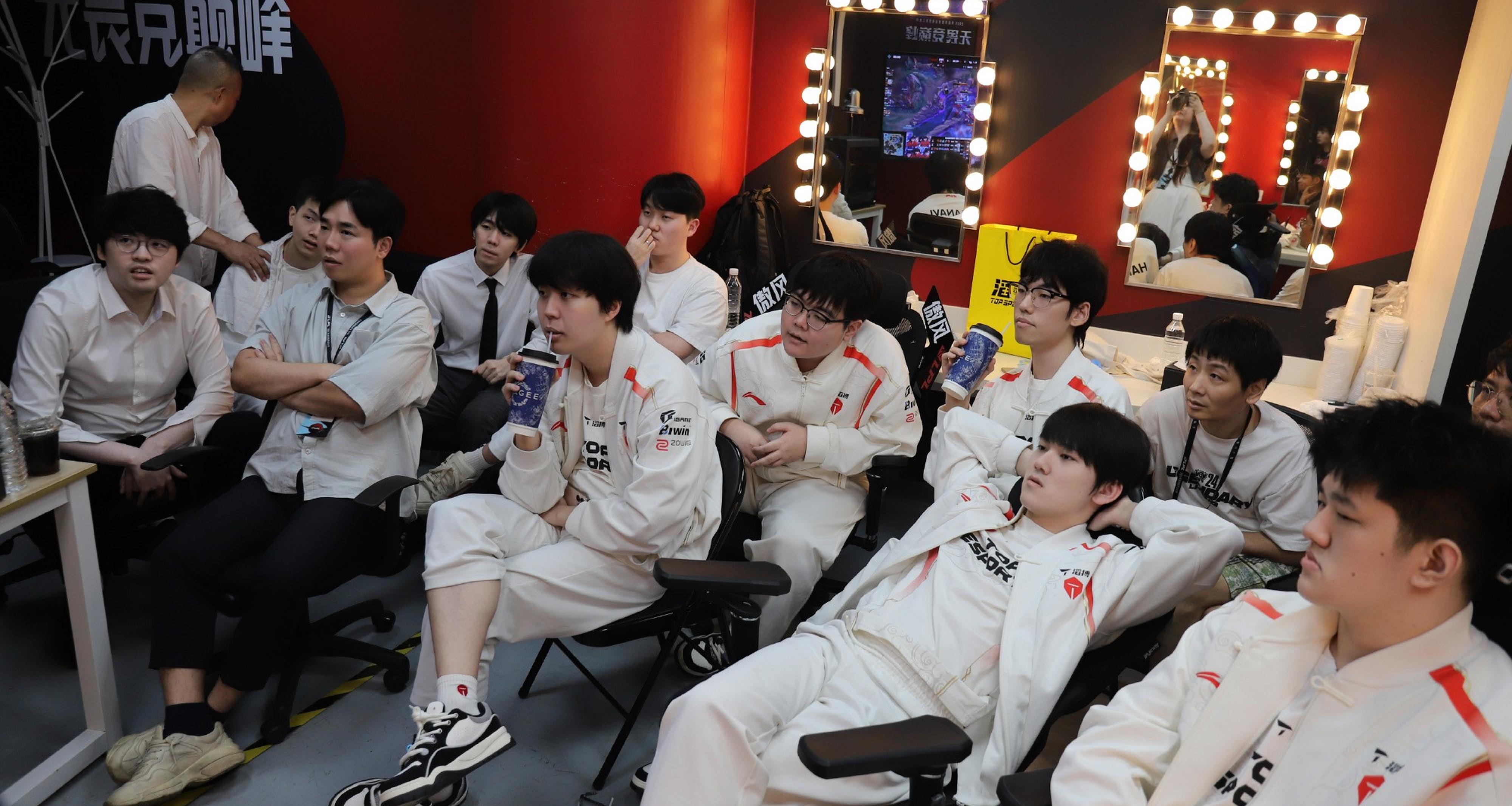 包含NS血洗TES，Crisp关键团战开团秒人鏖战多局成都决赛之夜，留下经典瞬间的词条