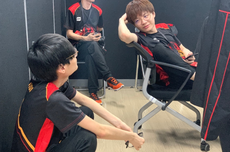 LGD血洗V5，Uzi关键团战开团秒人强强对话半决赛，点燃全场激情