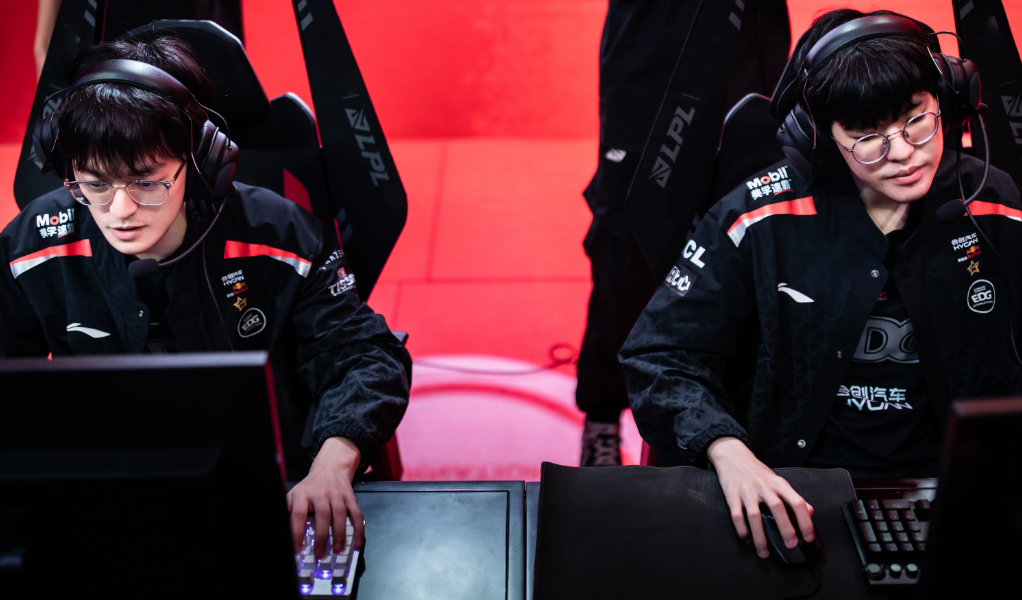 LGD血洗V5，Uzi关键团战开团秒人强强对话半决赛，点燃全场激情